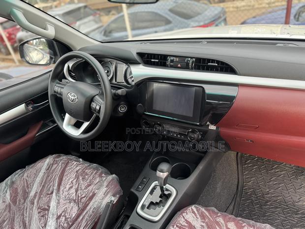 Toyota Hilux 2024 White · Photo 3