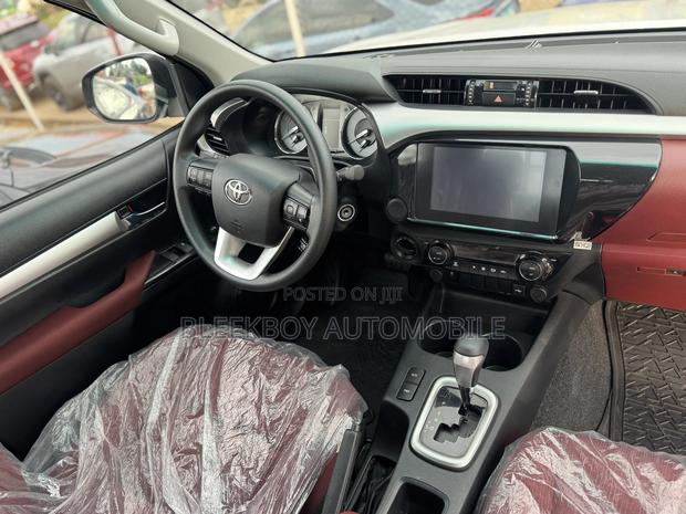 Toyota Hilux 2024 White · Photo 4