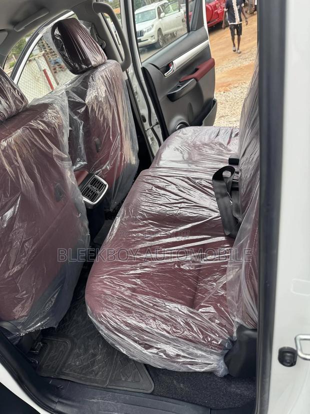 Toyota Hilux 2024 White · Photo 5