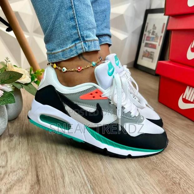 Original Nike Air Black Orange and White · Photo 3