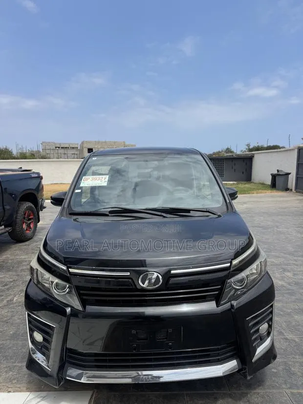 Toyota Voxy ZS 4WD 8-Seater 2014 Black · Photo 1