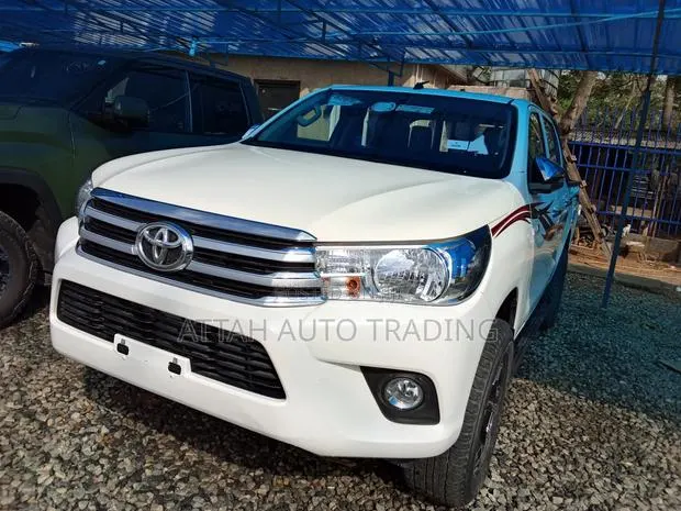 Toyota Hilux 2023 White · Photo 1