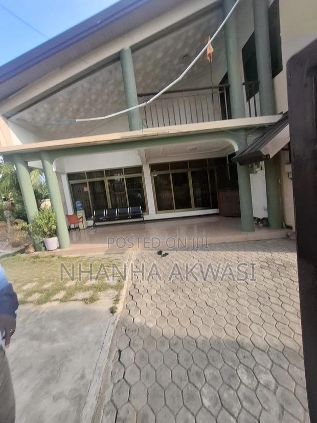 6bdrm House in Community 6, Tema Metropolitan for rent · Photo 1