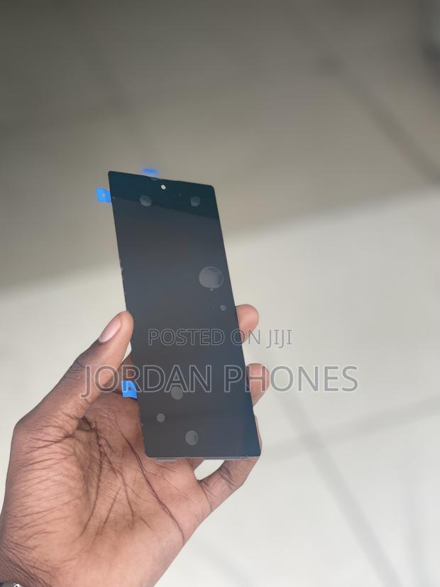 Galaxy Z Fold 6 Front Screen · Photo 1
