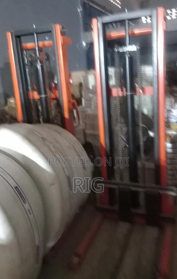 Manual Pallet Stacker 3 Ton · Photo 2