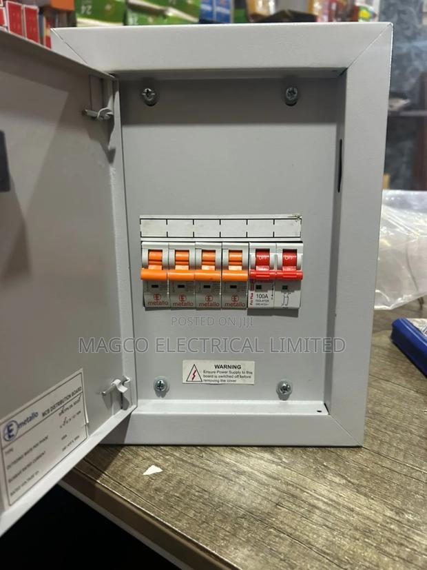 Metallo 8 Way Main Switch · Photo 1