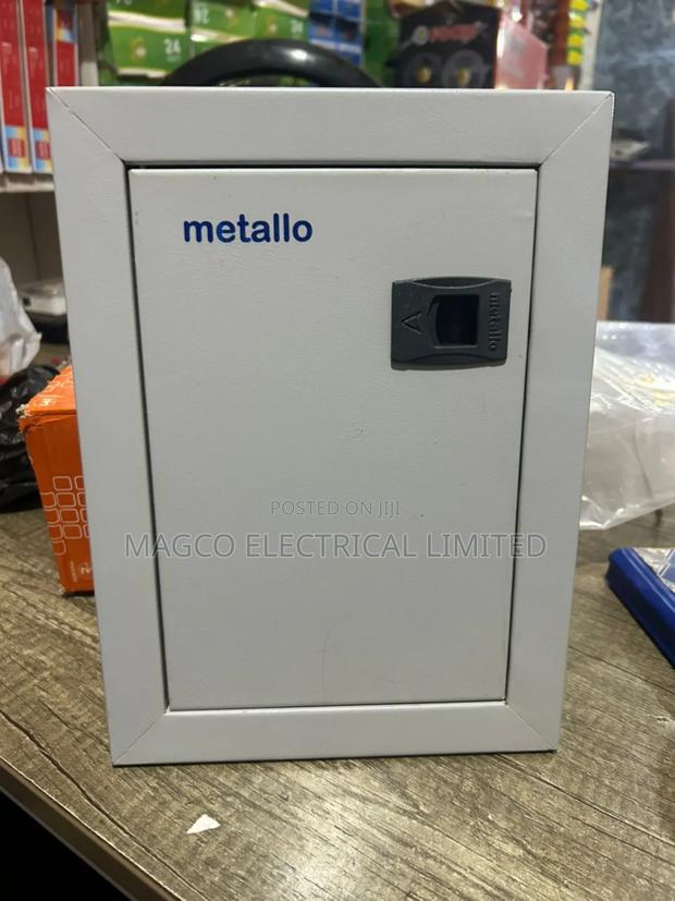 Metallo 8 Way Main Switch · Photo 2