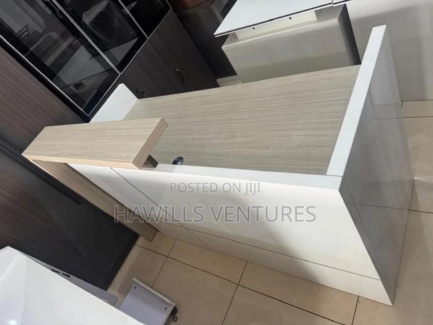 Executive White Reception Counter Front Desk · Photo 1