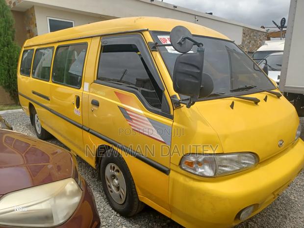 Hyundai H-100 2000 Yellow · Photo 1