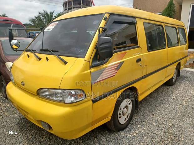 Hyundai H-100 2000 Yellow · Photo 2