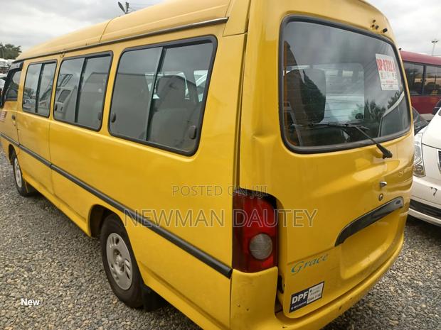 Hyundai H-100 2000 Yellow · Photo 3