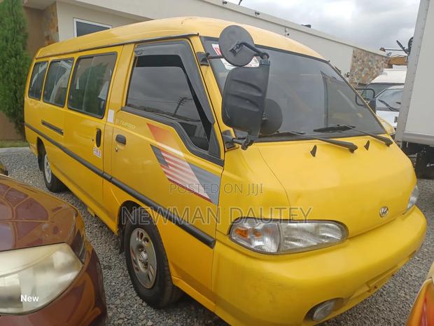 Hyundai H-100 2000 Yellow · Photo 5