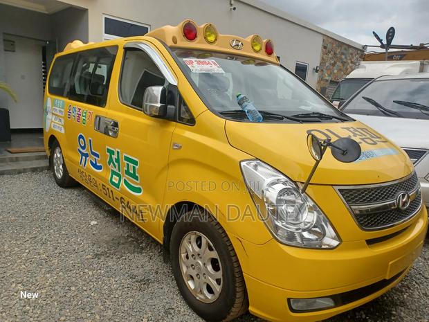 Hyundai Starex 2011 Yellow · Photo 1