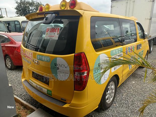 Hyundai Starex 2011 Yellow · Photo 2