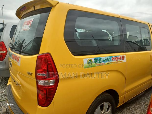Hyundai Starex 2011 Yellow · Photo 4