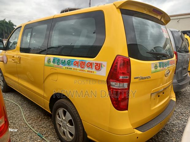 Hyundai Starex 2011 Yellow · Photo 5