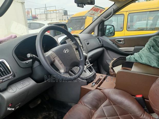 Hyundai Starex 2011 Yellow · Photo 7