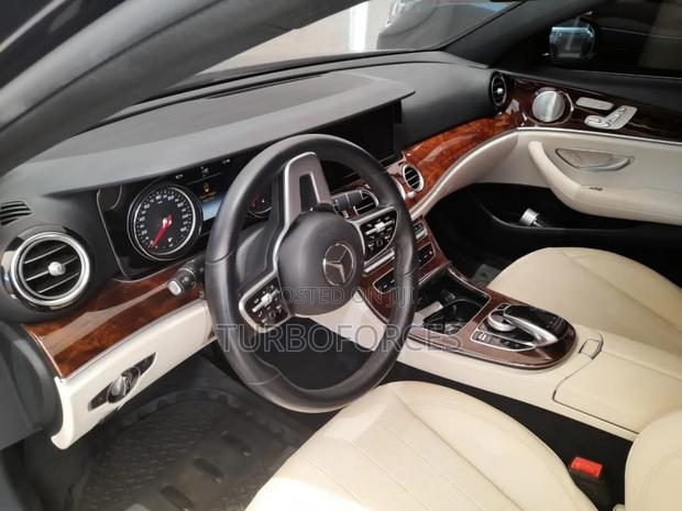 Mercedes-Benz E300 2019 Blue · Photo 6