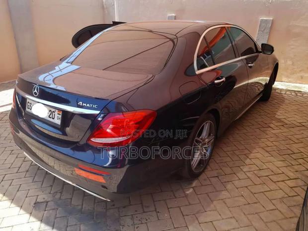 Mercedes-Benz E300 2019 Blue · Photo 2