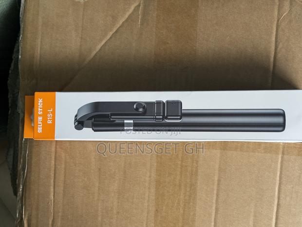 R1s-L Selfie Stick With Light · Photo 2