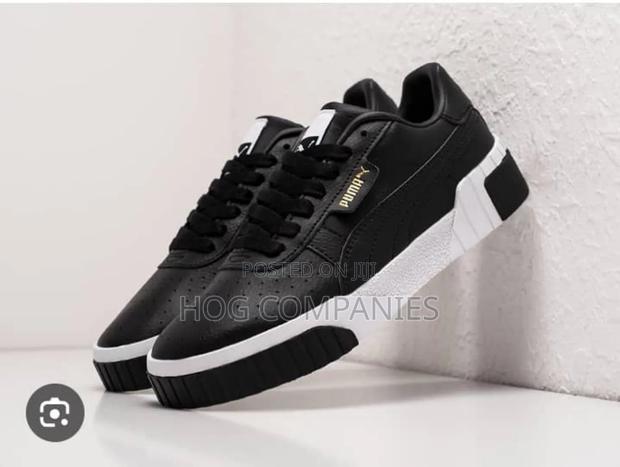 Classic Sneakers · Photo 2