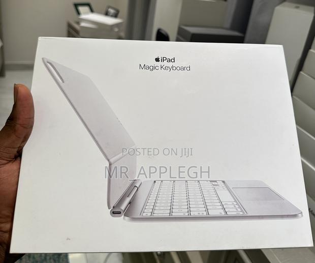 Apple Magic Keyboard 11” (M4) · Photo 1