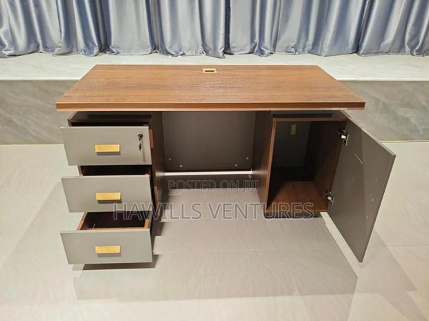 Executive Simple Table · Photo 1