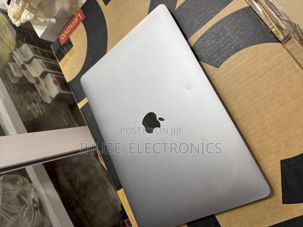 Laptop Apple MacBook Pro 2022 M2 8GB Apple M2 SSD 256GB · Photo 3