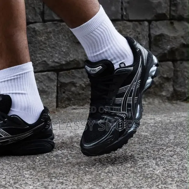 Asics All Black · Photo 1