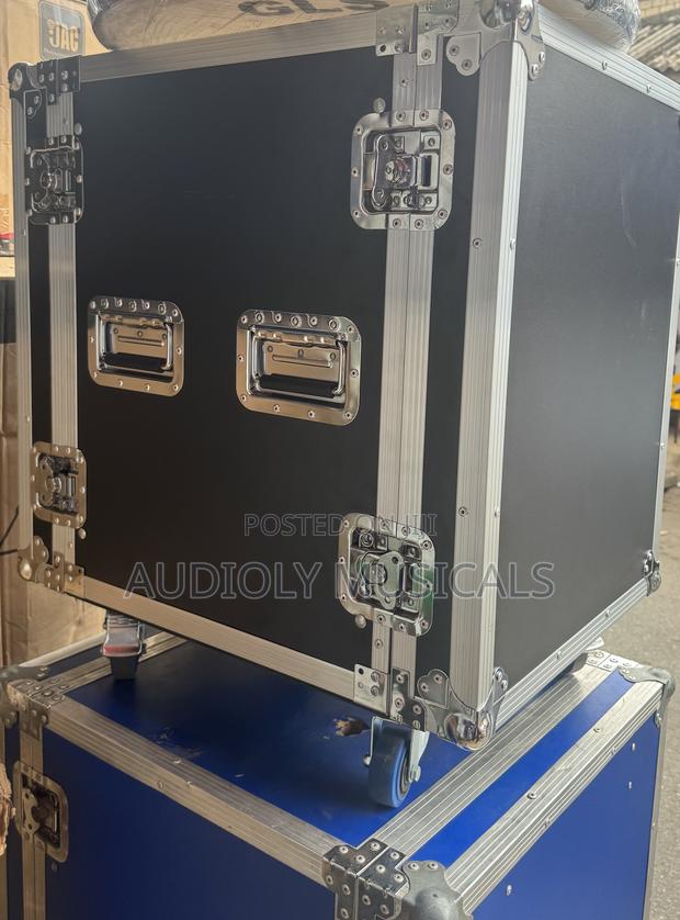 12-Units Rack · Photo 1