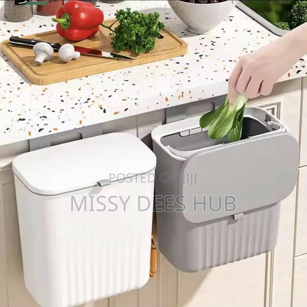 Portable Hanging Waste Bin · Photo 1