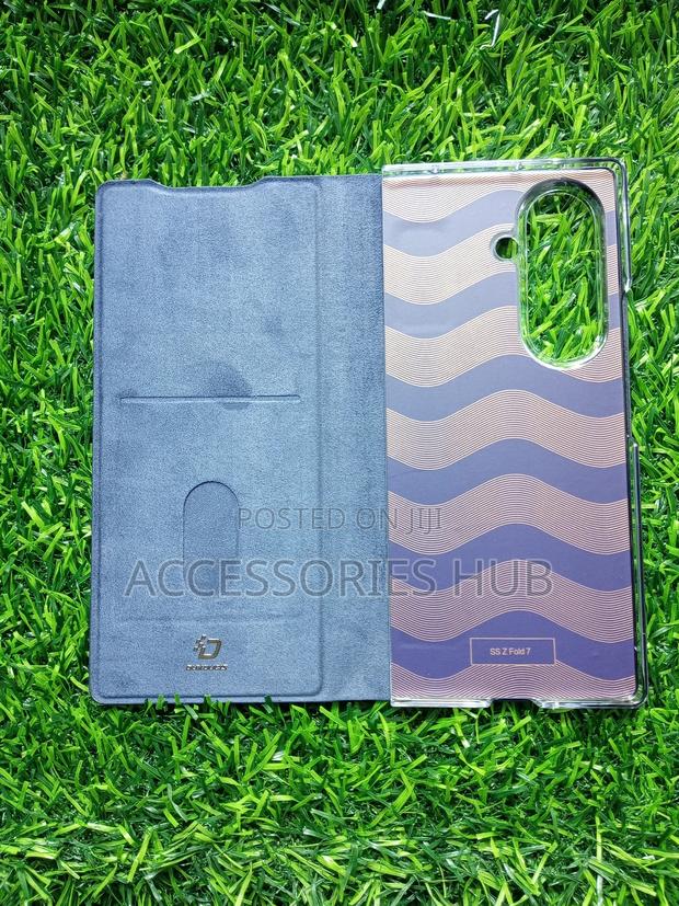 Z Fold 7 Leather Case · Photo 3