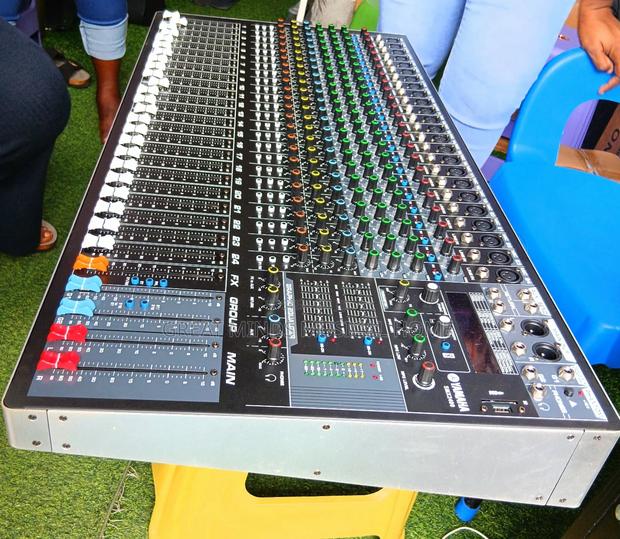 Yamaha SMX 2400 Professional Mixing Console · Photo 1