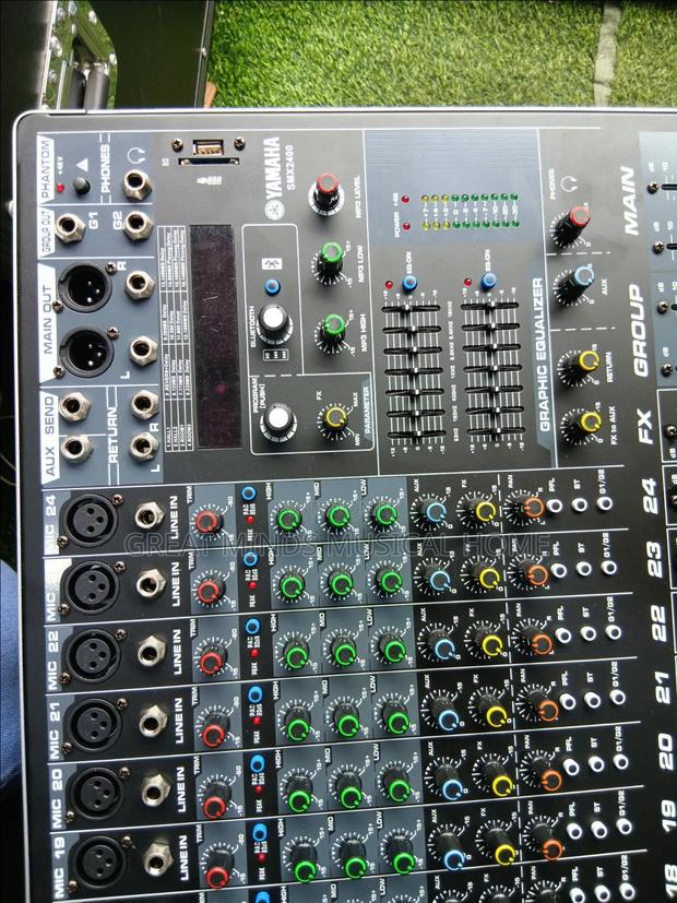 Yamaha SMX 2400 Professional Mixing Console · Photo 2