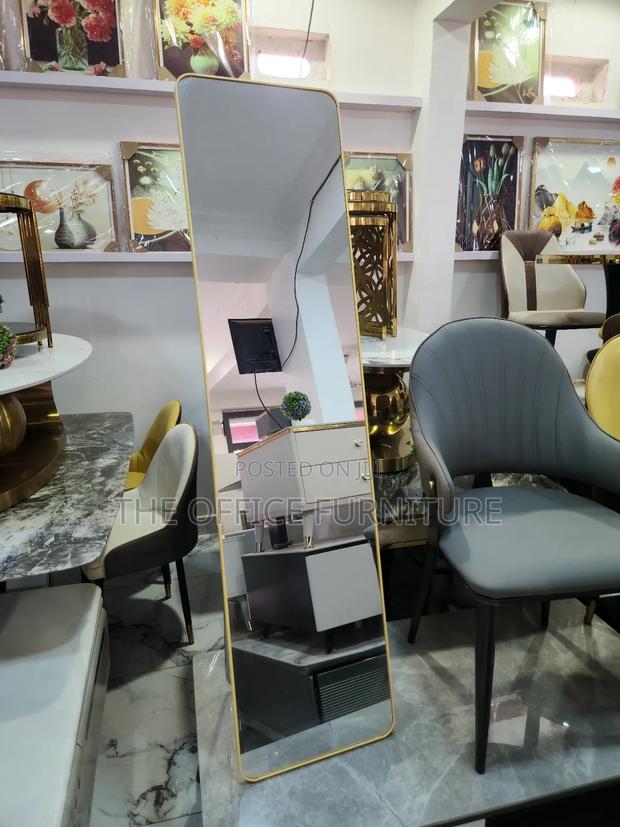 Frameless Standing Mirror · Photo 1