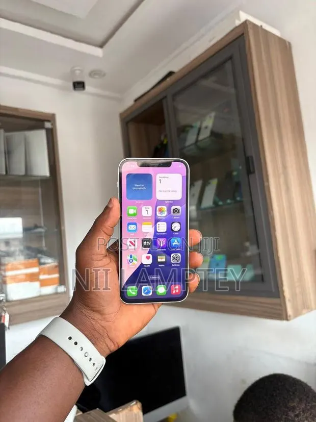 Apple iPhone 11 64 GB Black · Photo 1