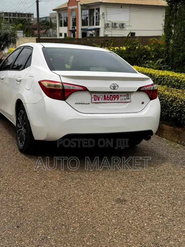 Toyota Corolla SE 4dr Sedan (1.8L 4cyl CVT) 2017 White · Photo 1