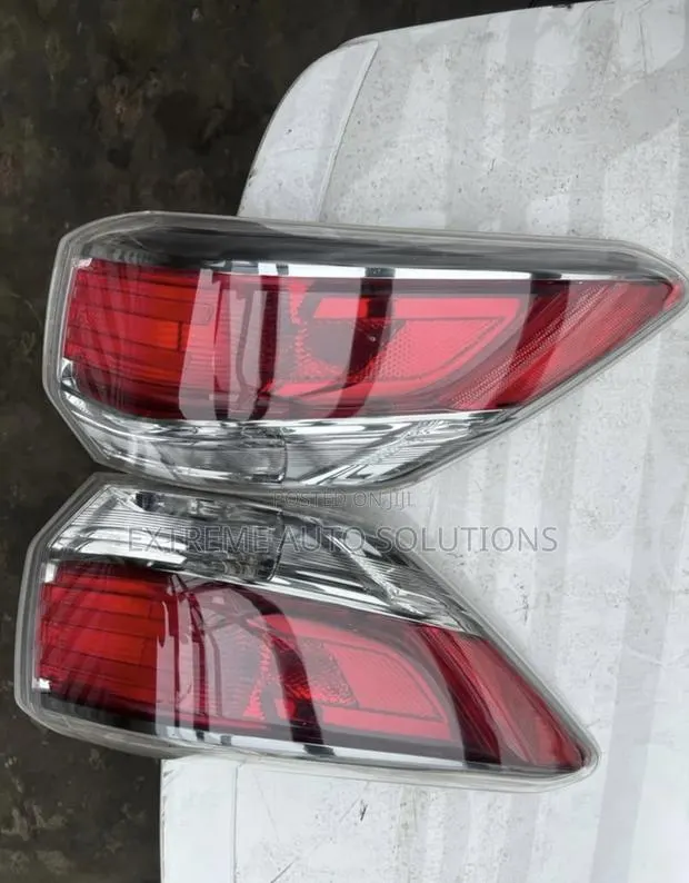 Toyota Highlander 2014-2016 Tail Light · Photo 1