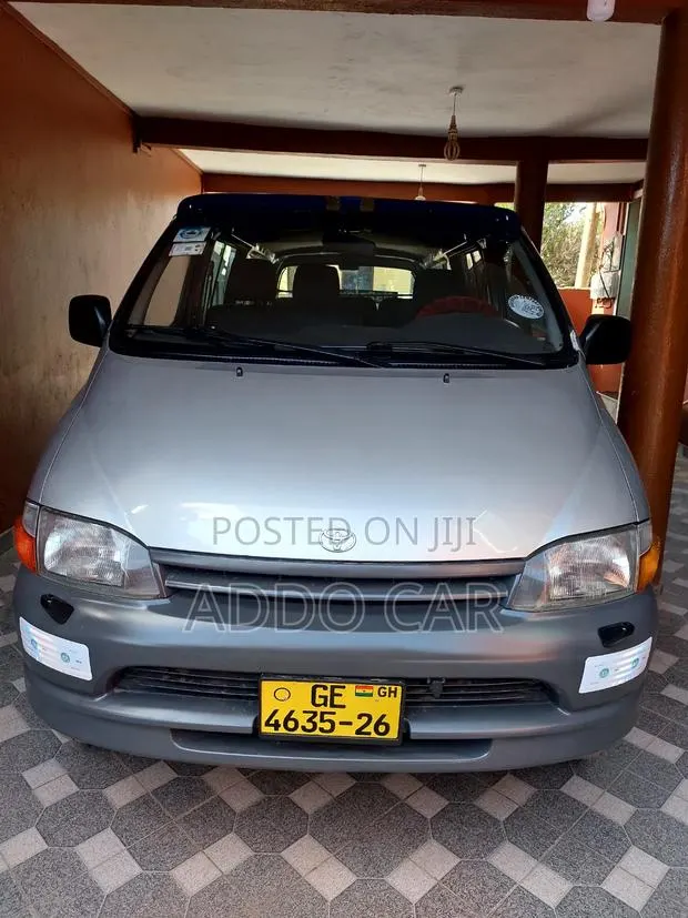 Toyota Grand HiAce 2002 Silver · Photo 1
