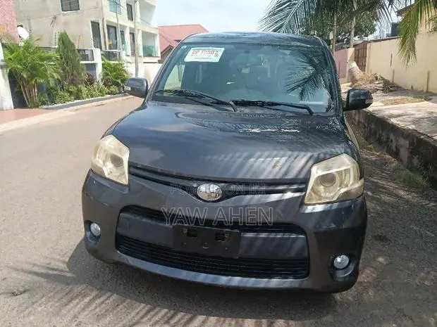 Toyota Sienta 2015 Gray · Photo 1