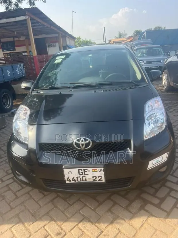 Toyota Vitz 2010 Black · Photo 1