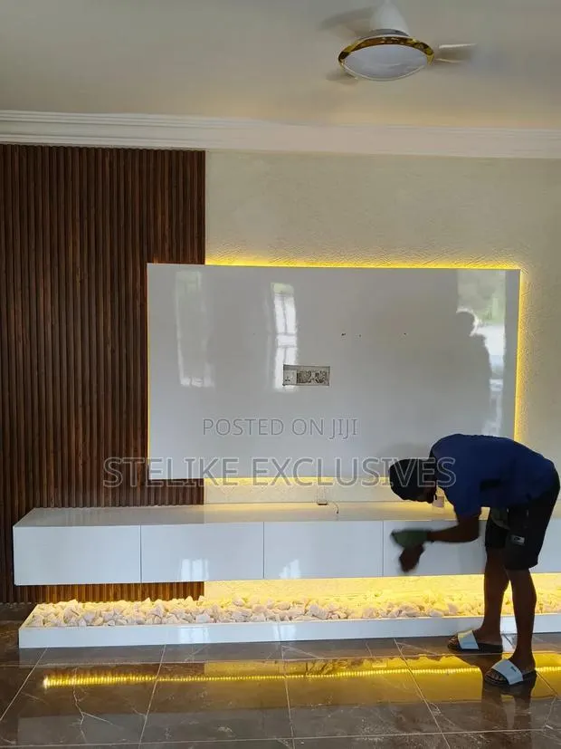 Elevézen TV Console · Photo 1
