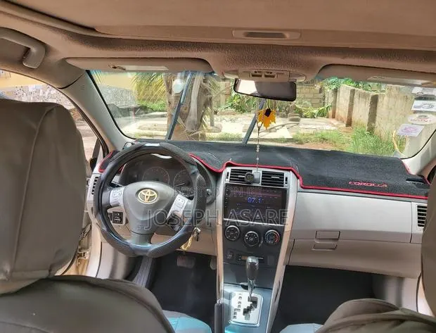 Toyota Corolla LE 4dr Sedan (1.8L 4cyl 4A) 2010 · Photo 1