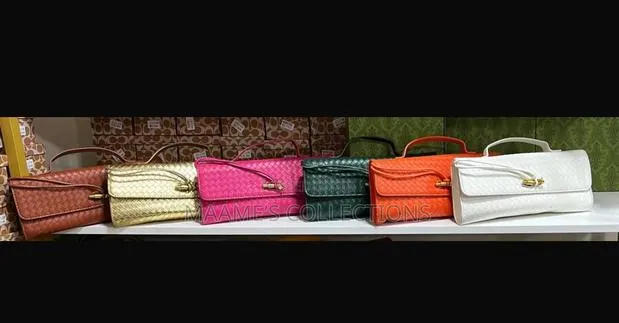 Bottega Veneta Andiamo Women’S Clutches · Photo 1
