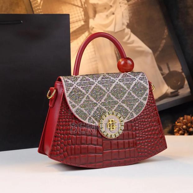 **Classy Top-Handle Handbag – Not Too Big, Not Too Small · Photo 1