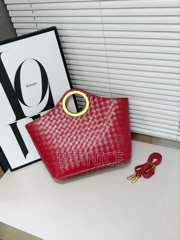 Stylish Woven Handbag Alert! · Photo 1