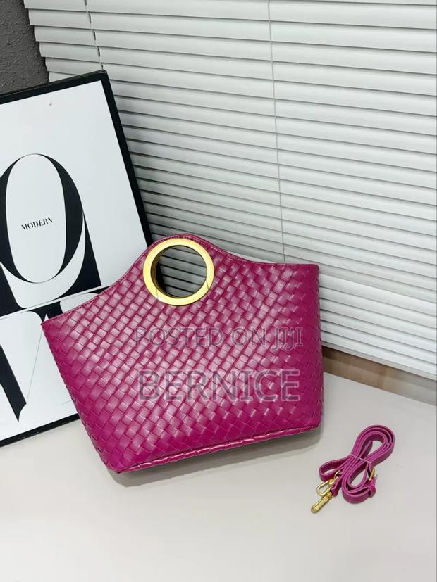 Stylish Woven Handbag Alert! · Photo 2