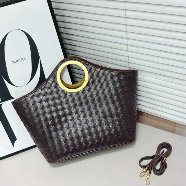 Stylish Woven Handbag Alert! · Photo 3