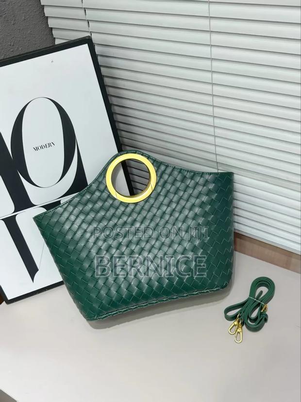 Stylish Woven Handbag Alert! · Photo 4