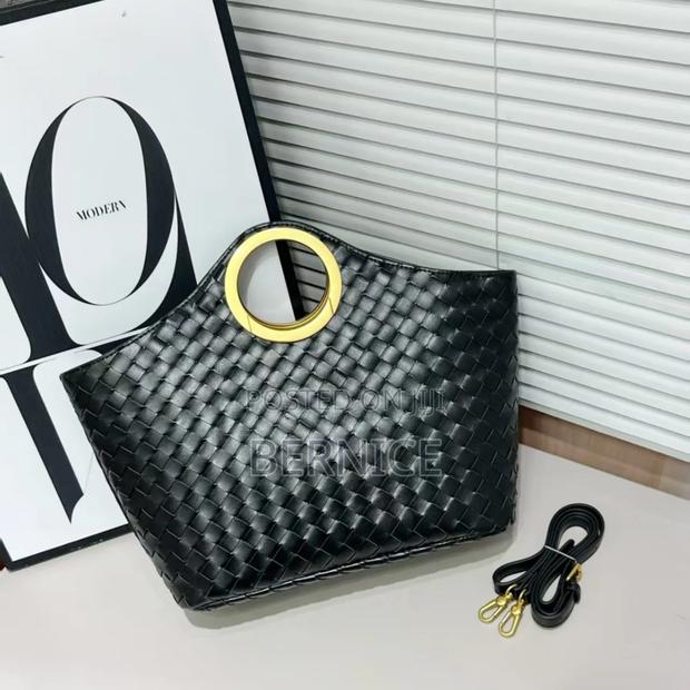 Stylish Woven Handbag Alert! · Photo 5